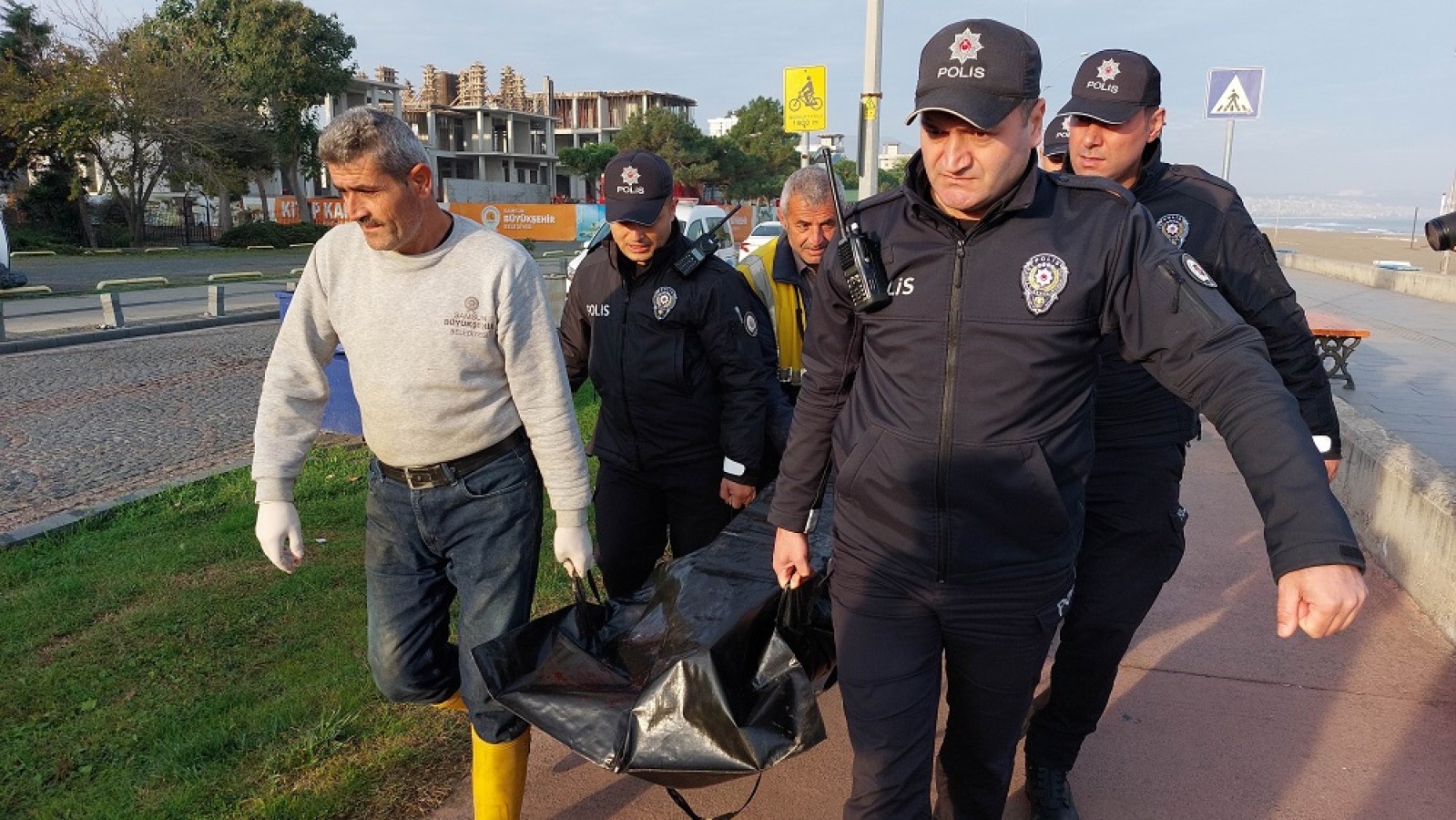 Polis memuru sahilde intihar etti;