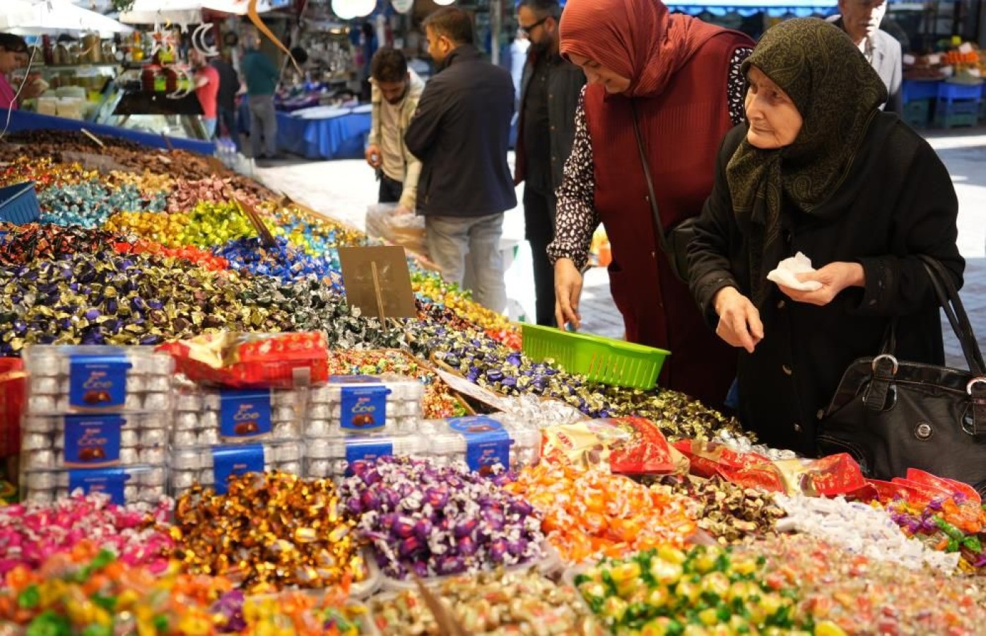 Bayram şekerleri tezgahlardaki yerini aldı;