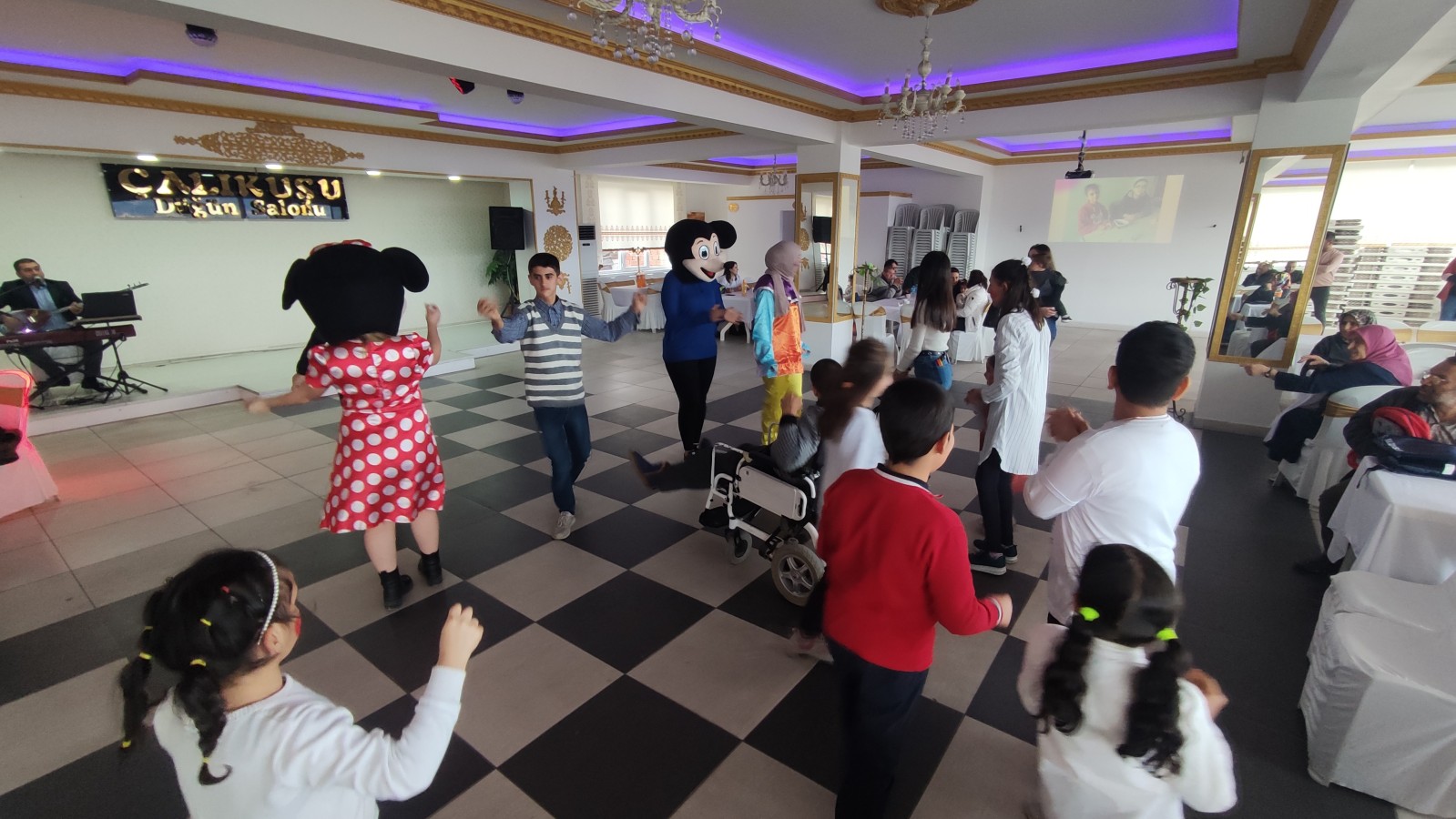 Tosyalı engelli bireyler doyasıya eğlendi;