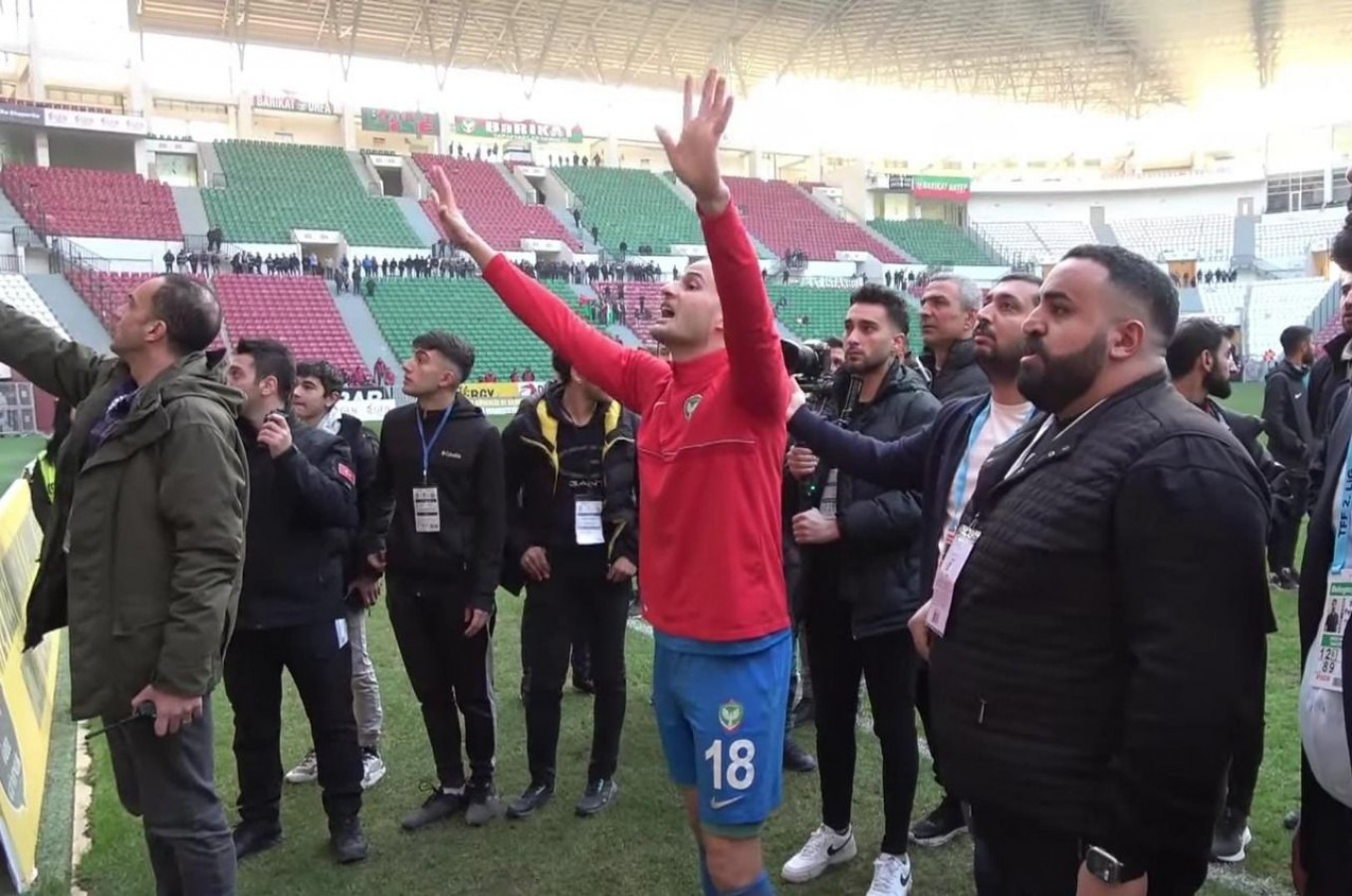 Amedspor kalecisinin zor anları; taraftarlarla yüzleşti ;