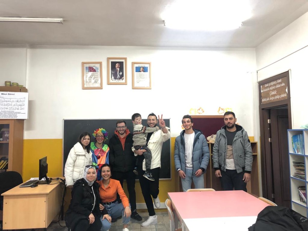 İletişim öğrencilerinden kitap okuma projesi…;