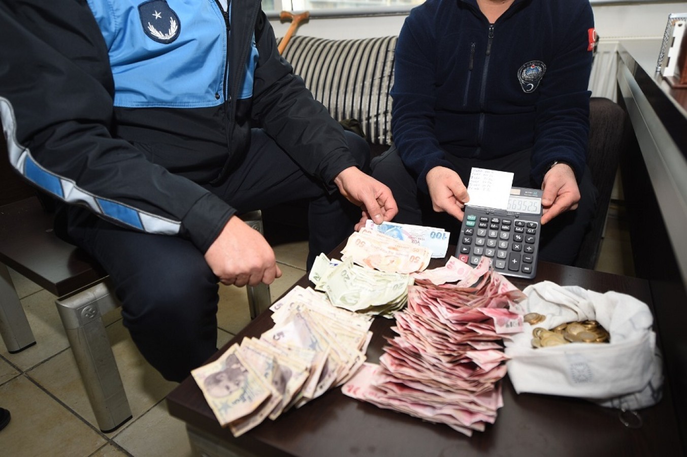 Üzerlerinden çıkan para hayrete düşürdü;