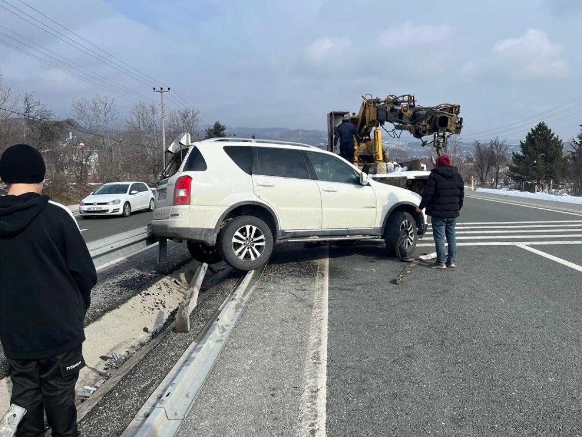 Yoldan çıkan cip bariyerlere çarptı: 2 yaralı;