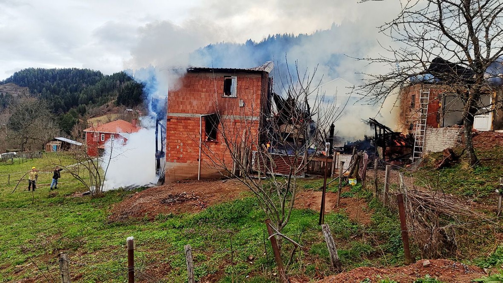 3 katlı ev yangında küle döndü;