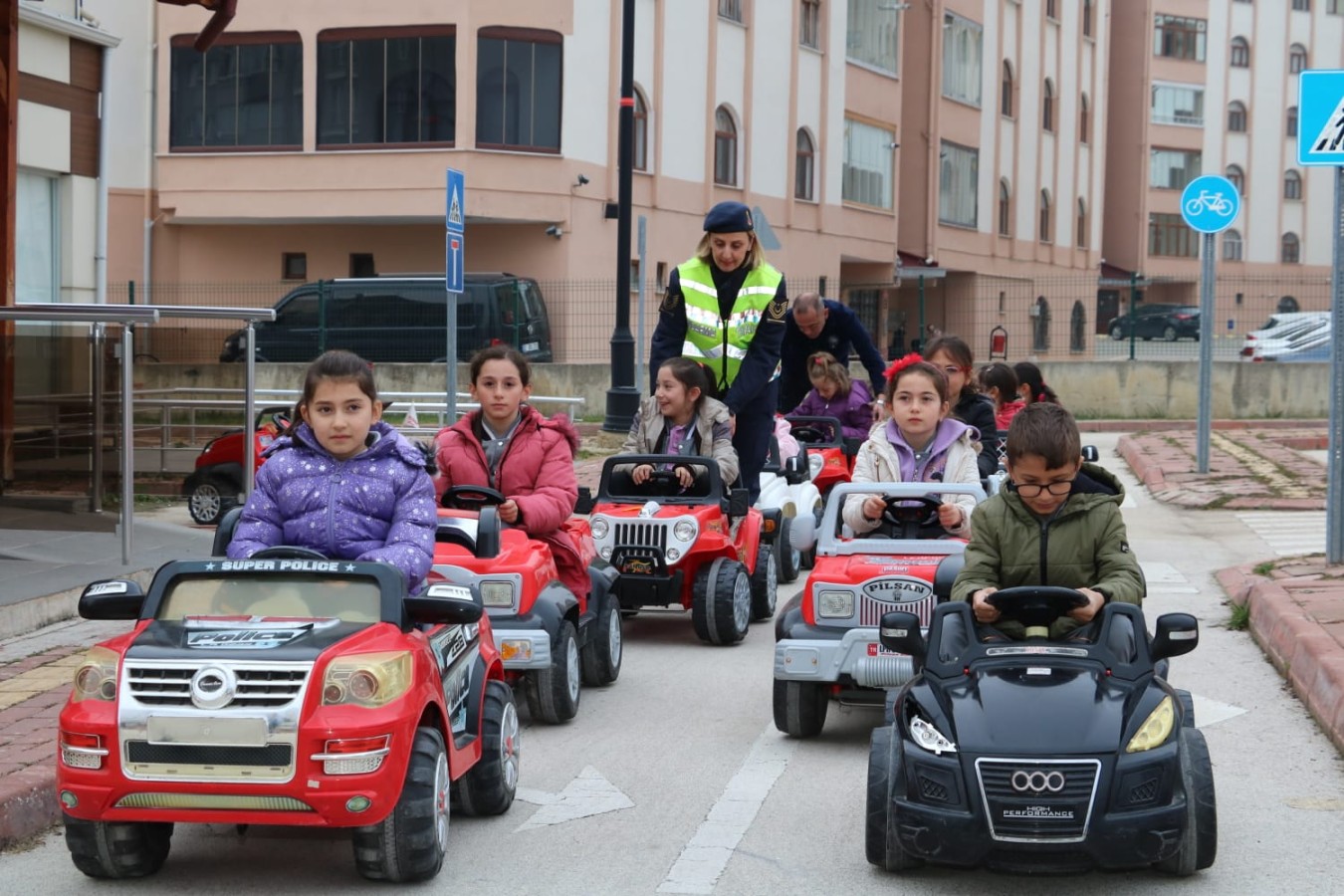 Jandarmadan çocuklara eğlenceli trafik eğitimi;