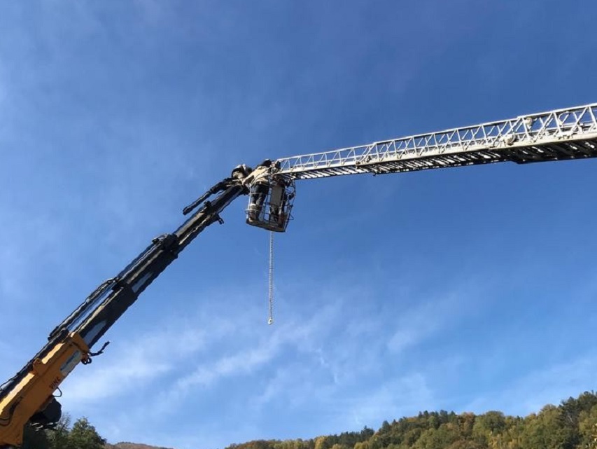 Bozulan vincin tepesinde mahsur kaldı;