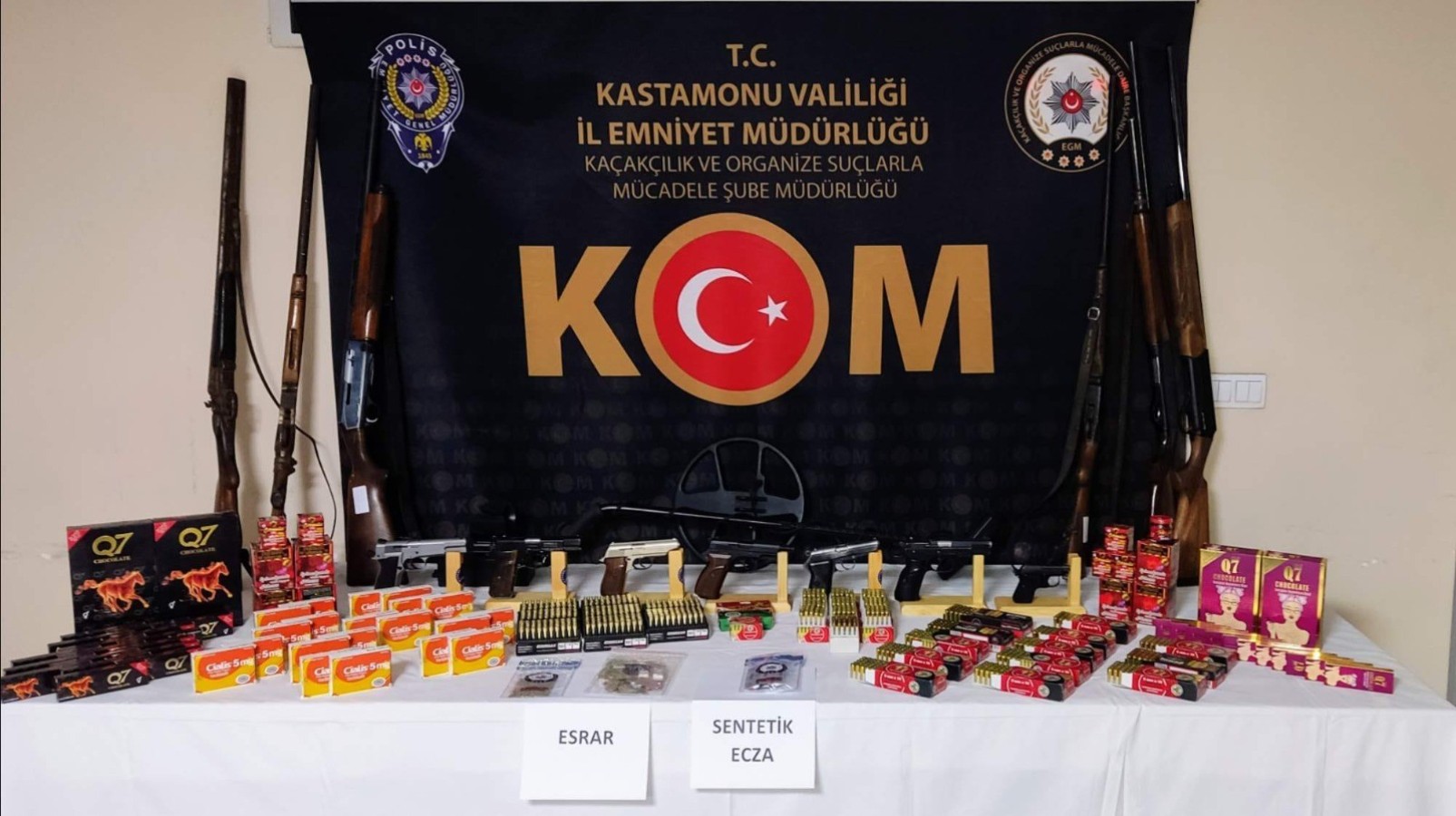 KOM’dan 17 adrese baskın;
