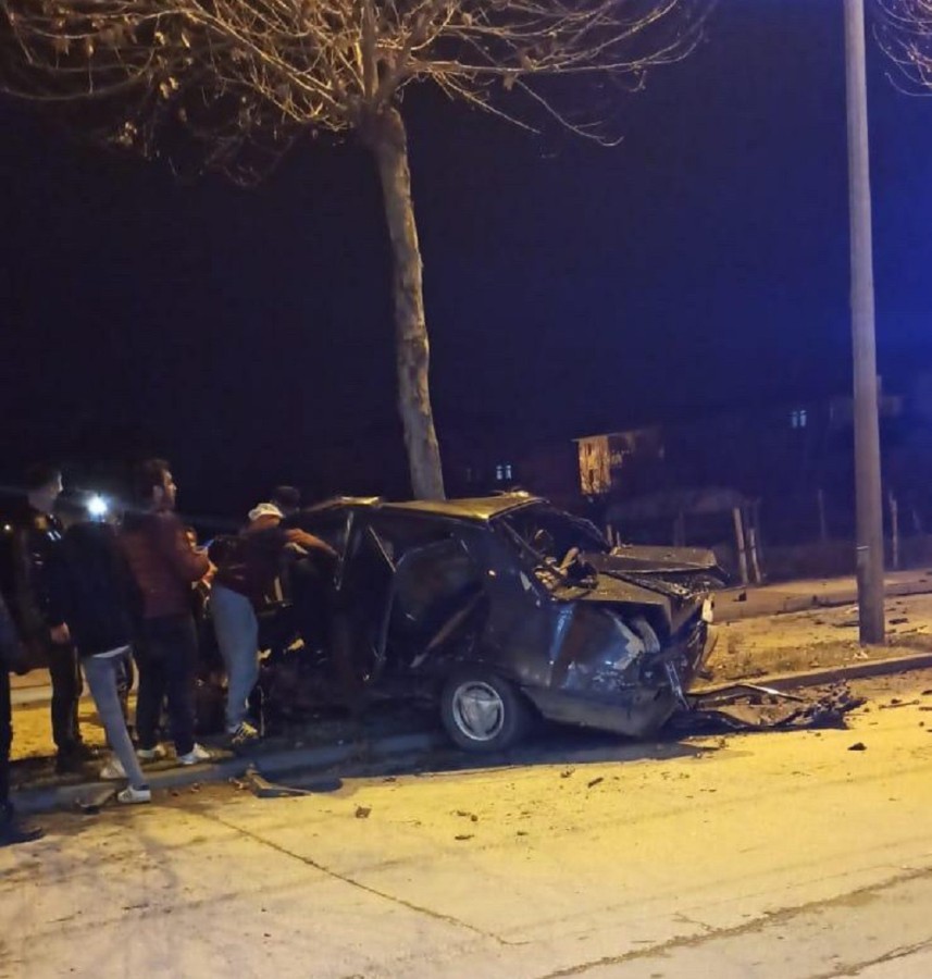 Hurdaya dönen otomobilden sağ çıktı;