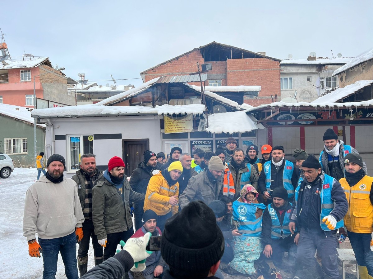 Gönüllüler, deprem bölgesinde hayat kurtarıyor;