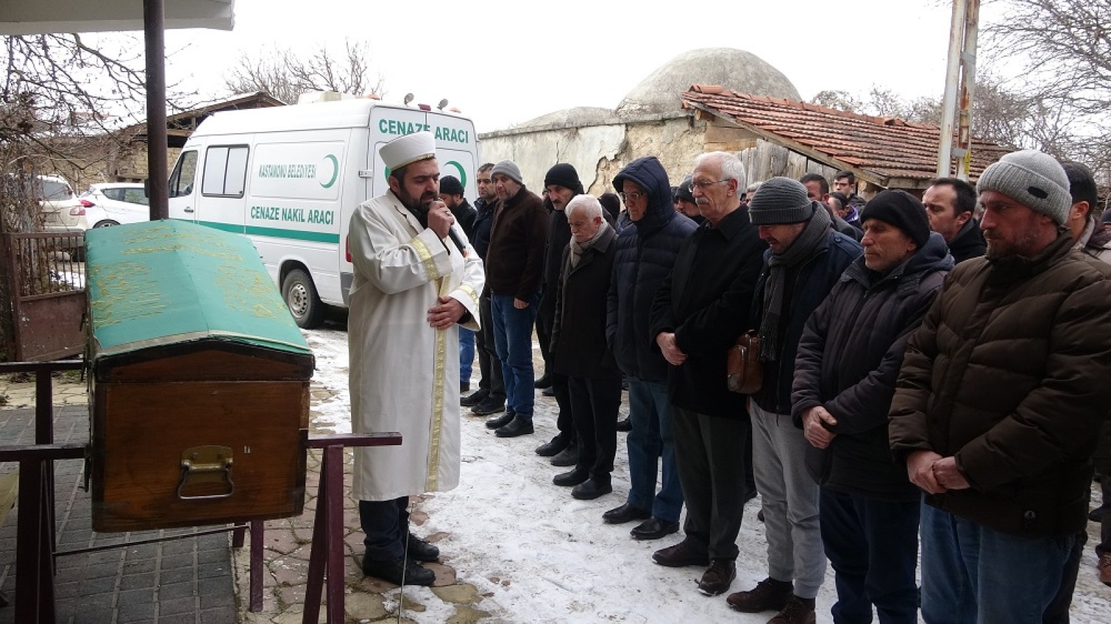 Depremde eşi ile birlikte can veren emekli öğretmen toprağa verildi;