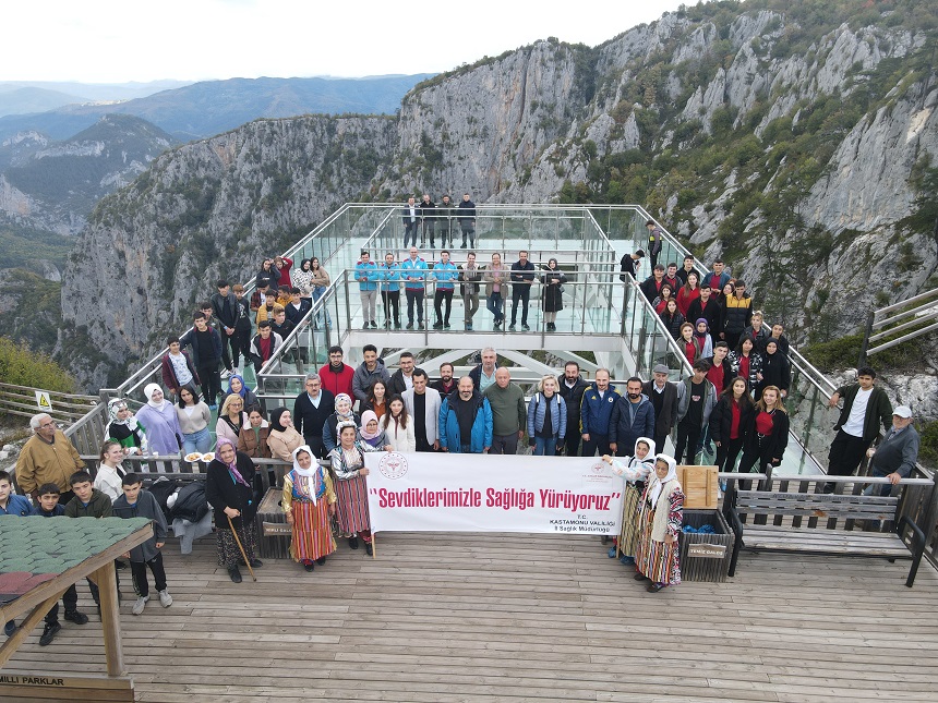 Sağlık için doğada yürüdüler;