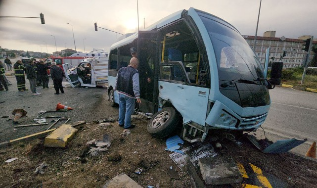 Minibüs kırmızıda geçti, faciadan dönüldü: 11 yaralı;