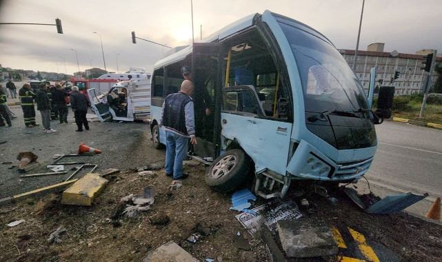 Minibüs kırmızıda geçti, faciadan dönüldü: 11 yaralı