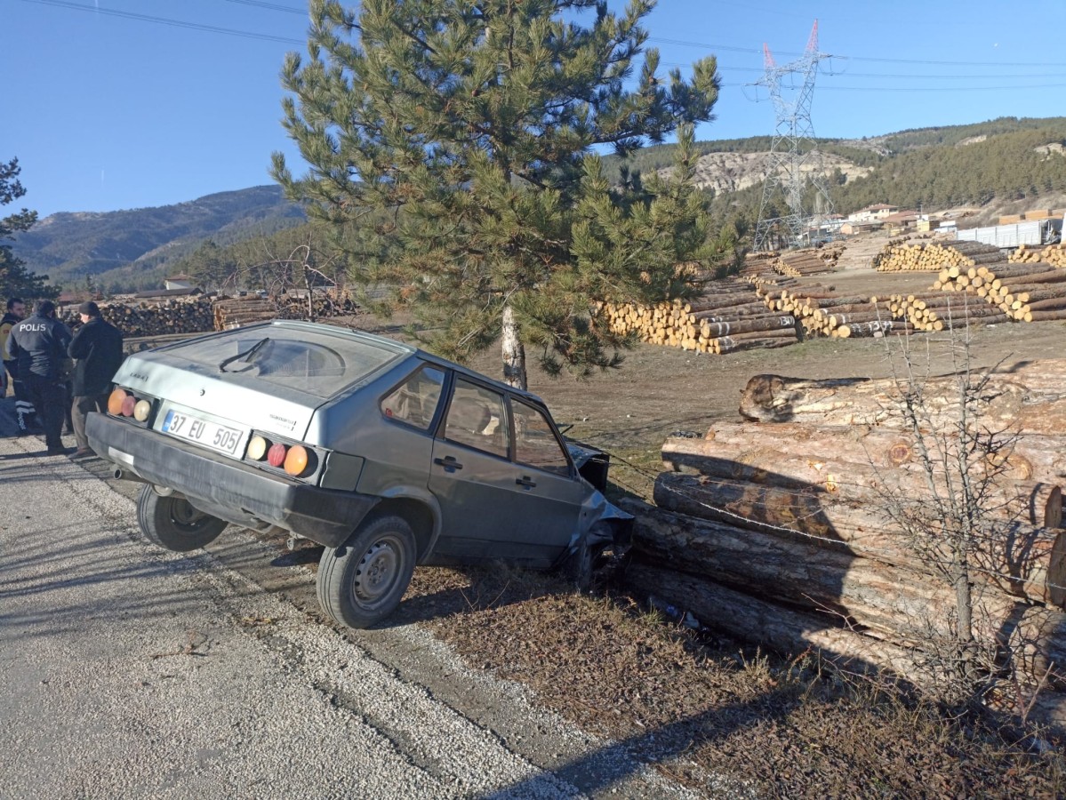 Otomobil yol kenarındaki tomruklara çarptı: 1 yaralı;