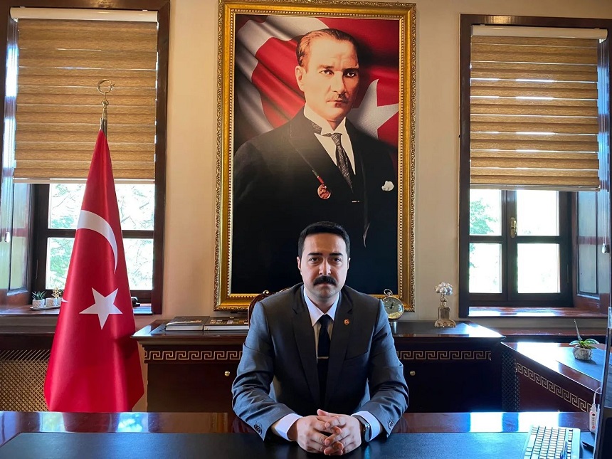 Kaymakam öğrencilerin yüzünü güldürdü;