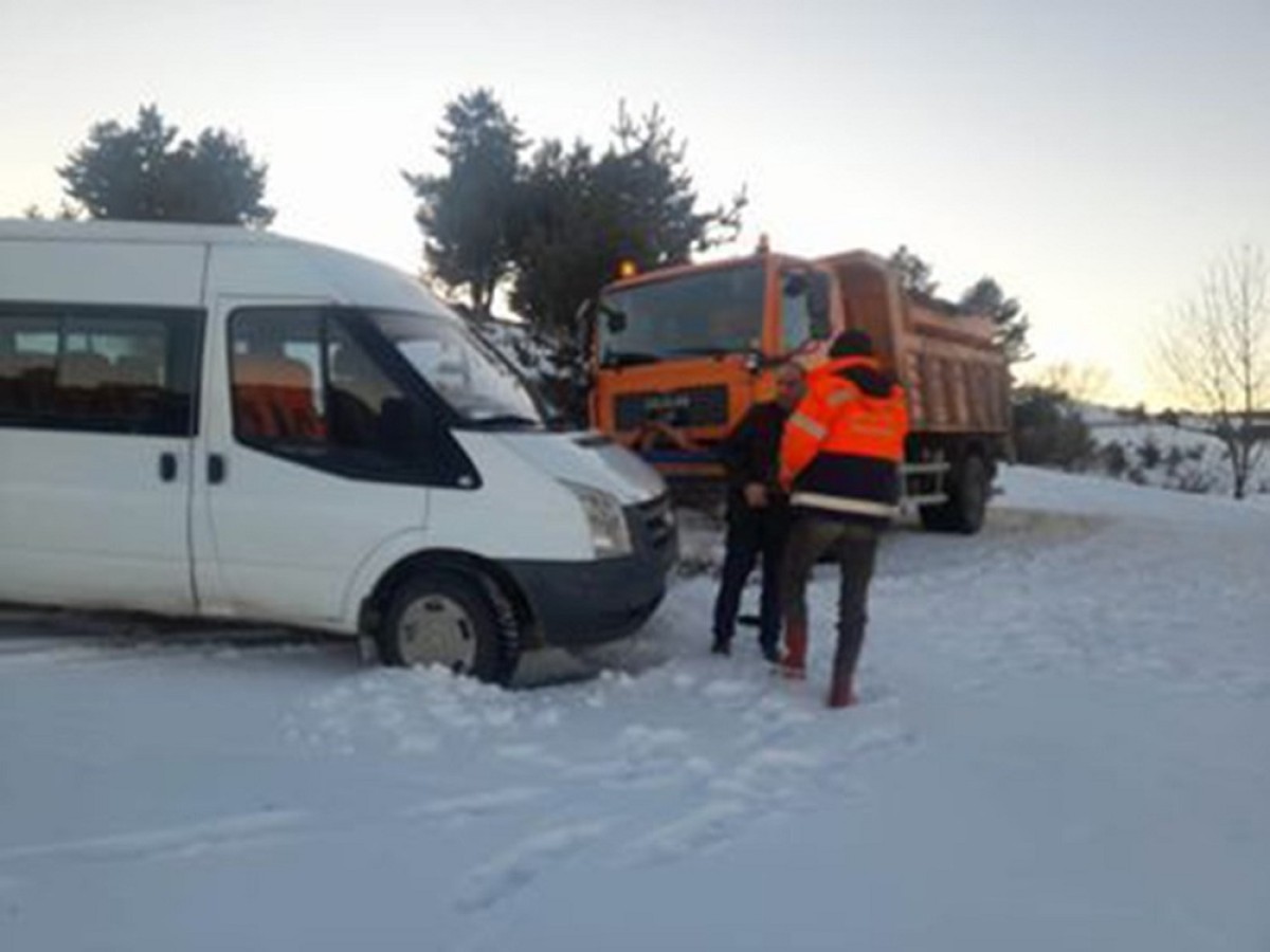Kar küreme aracıyla okul servisi çarpıştı;