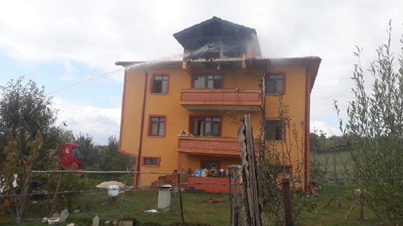 3 katlı binada yangın paniği;