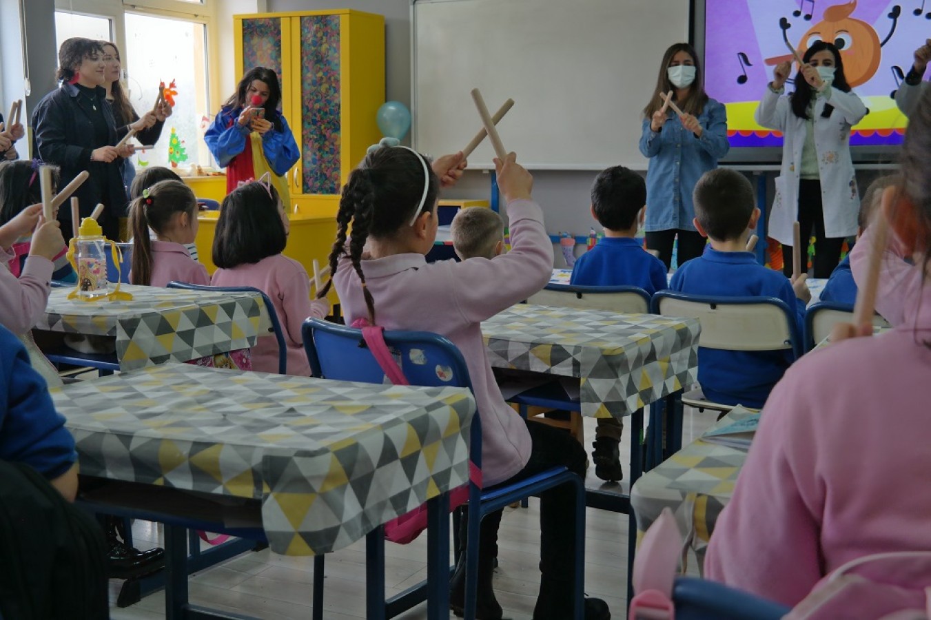 Köy çocuklarının yüzünü güldürdüler;
