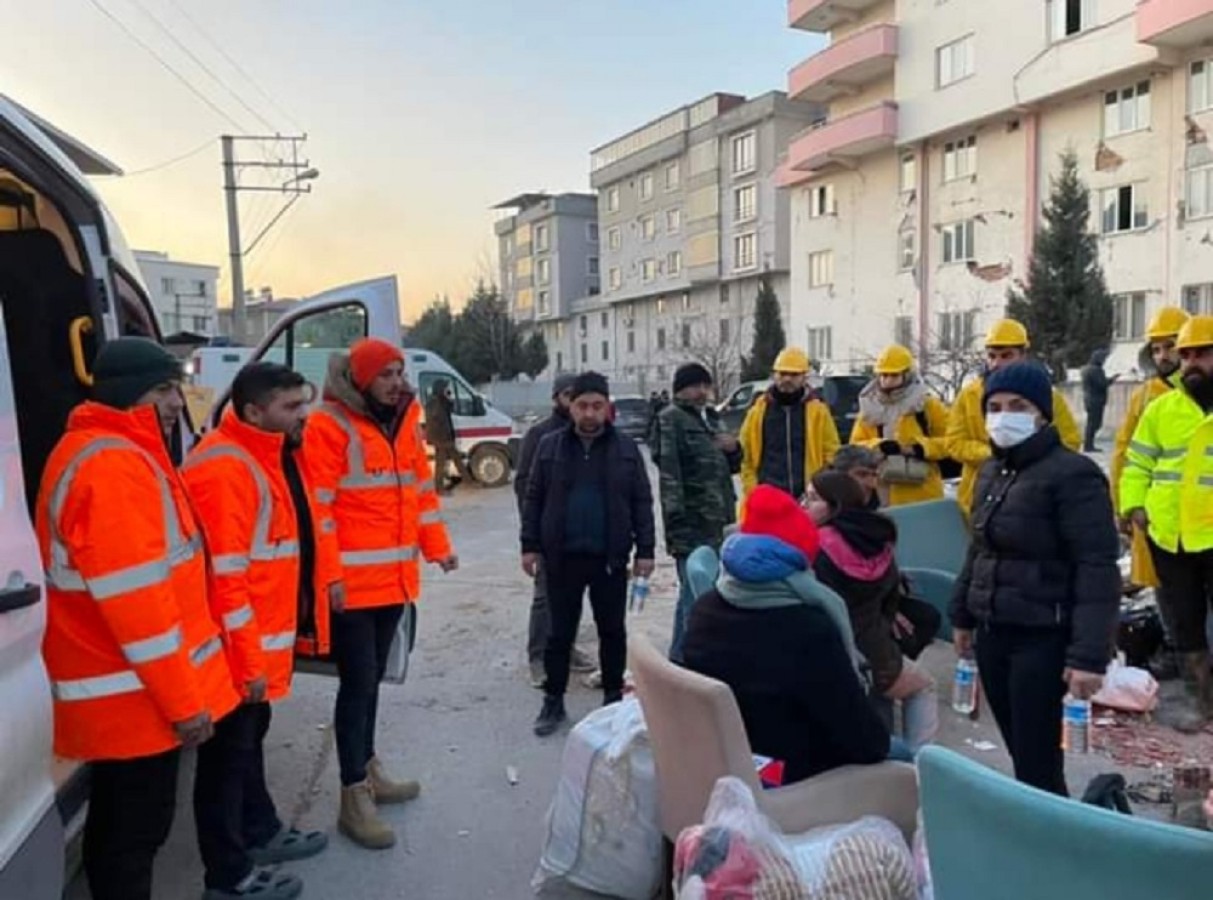 AK Partili gençler, deprem bölgesinde;