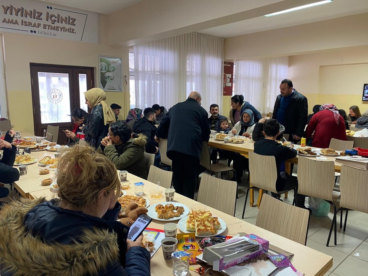Gençlik Merkezi personelinden depremzede çocuklara moral;