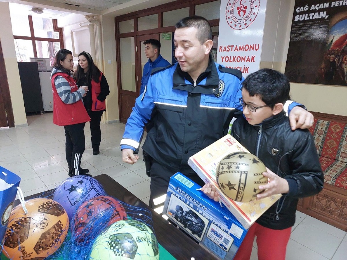 Kastamonu Emniyeti’nden depremzedelere destek;