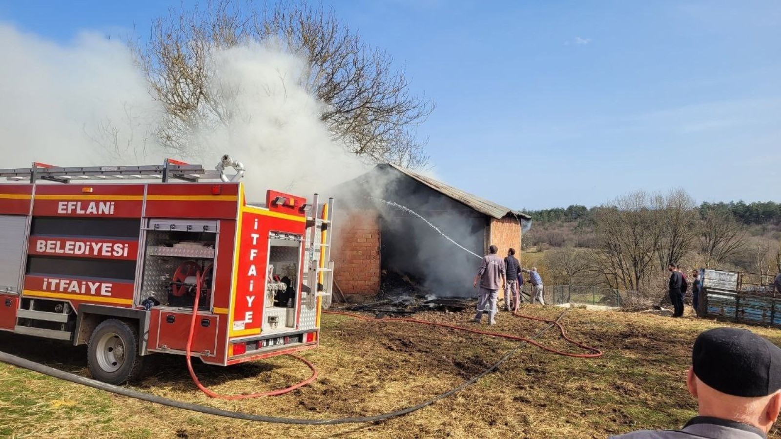 Samanlık yangını itfaiye ekiplerince müdahale edildi;