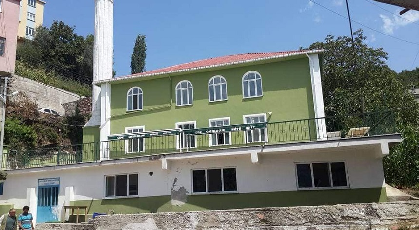 Cami çatısından düşen vatandaş yaralandı;