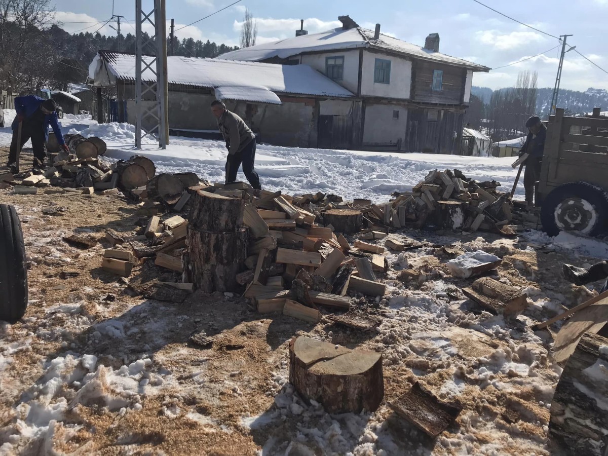 Köylüden deprem bölgesine odun desteği;