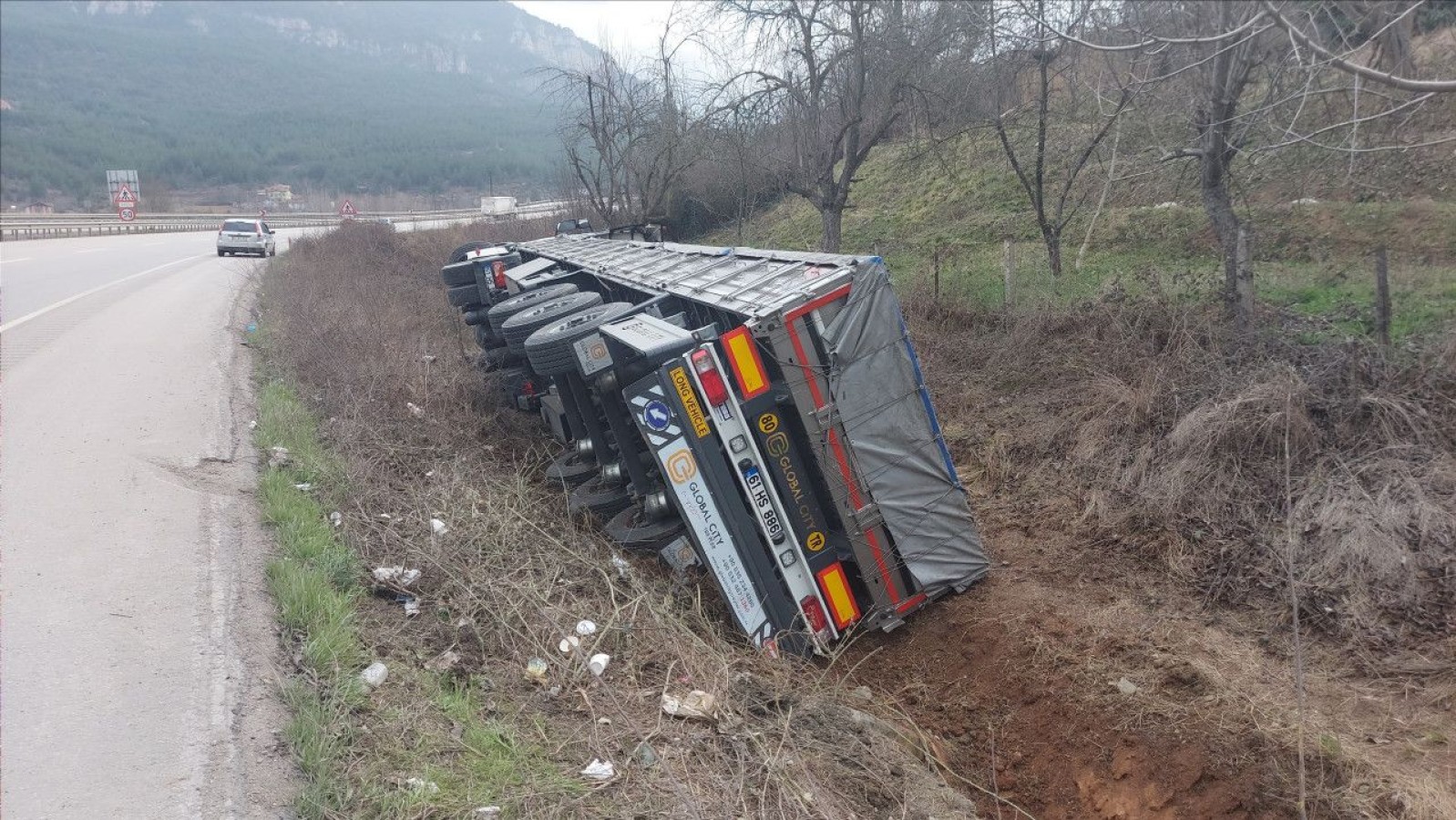 Devrilen tırın sürücüsü yaralandı