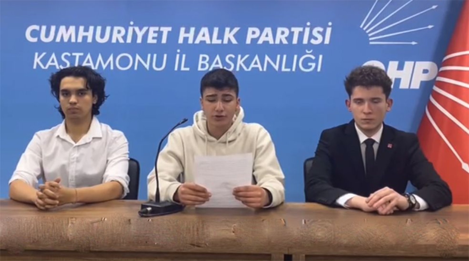 CHP’li liseliler: ‘Öğretmenler siyasi gerekçelerle kadro dışı bırakılıyor’;