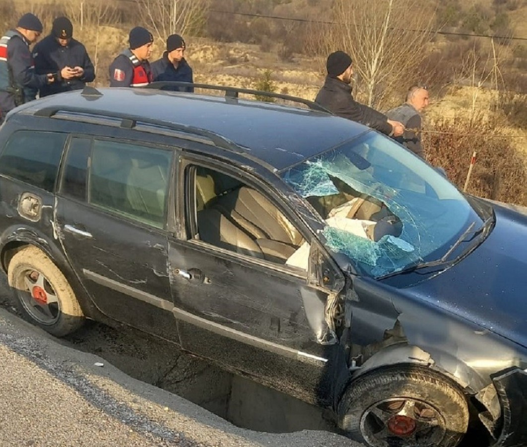 Otomobil su kanalına düştü: 4 yaralı;