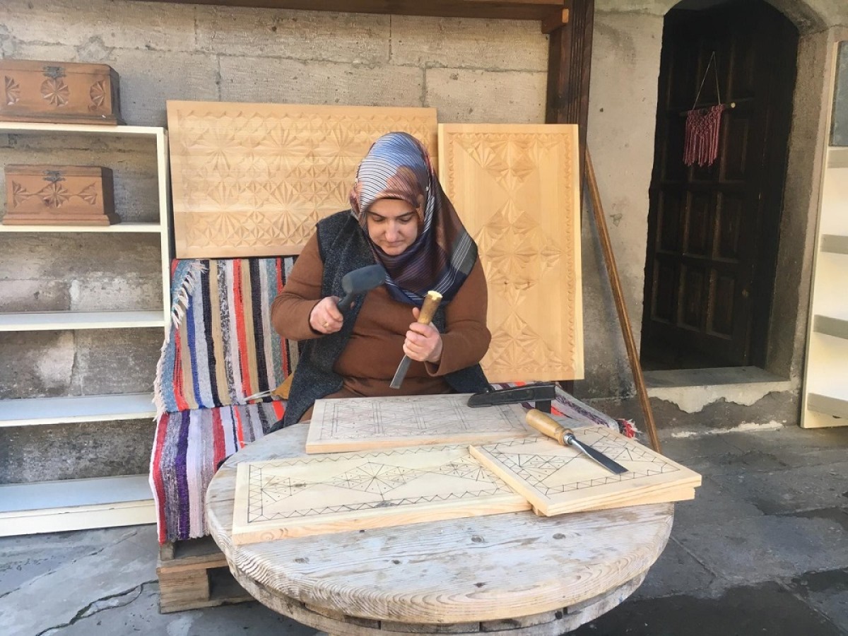 Merakla başladı, ahşap oyma ustası oldu;
