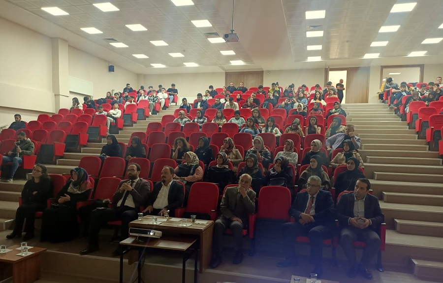 Üniversitelilere 'kadına şiddetle mücadele' konferansı verildi;