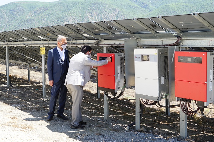 Çorak arazisine 'güneş' ekti;