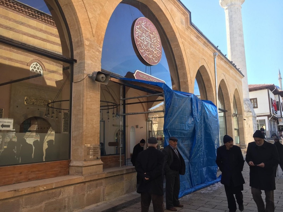 Depremde vefat edenler için gıyabi cenaze namazı kılındı;