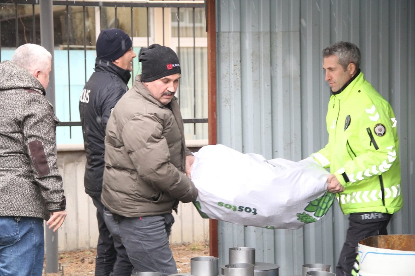 Kastamonu Emniyeti’nden soba ve yakacak yardımı;
