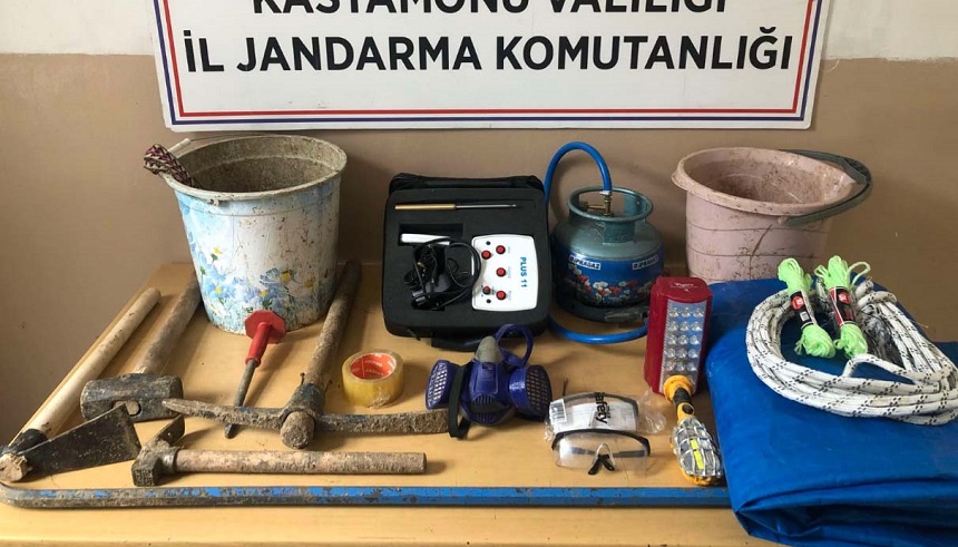 Kaçak definecilere suçüstü baskın!;