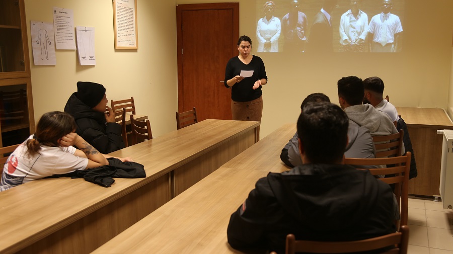 Denetimli serbestlik altındaki çocuklar için sinema gösterimi;
