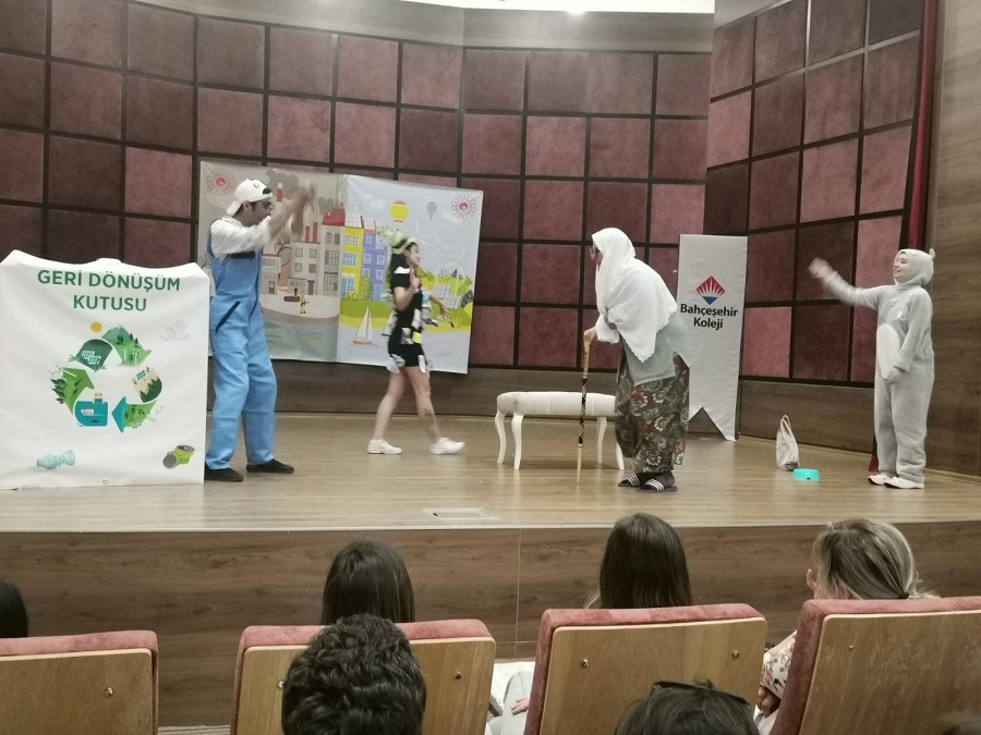 ‘Tiyatro kuruluşları tüccar değil, tacirdir’;