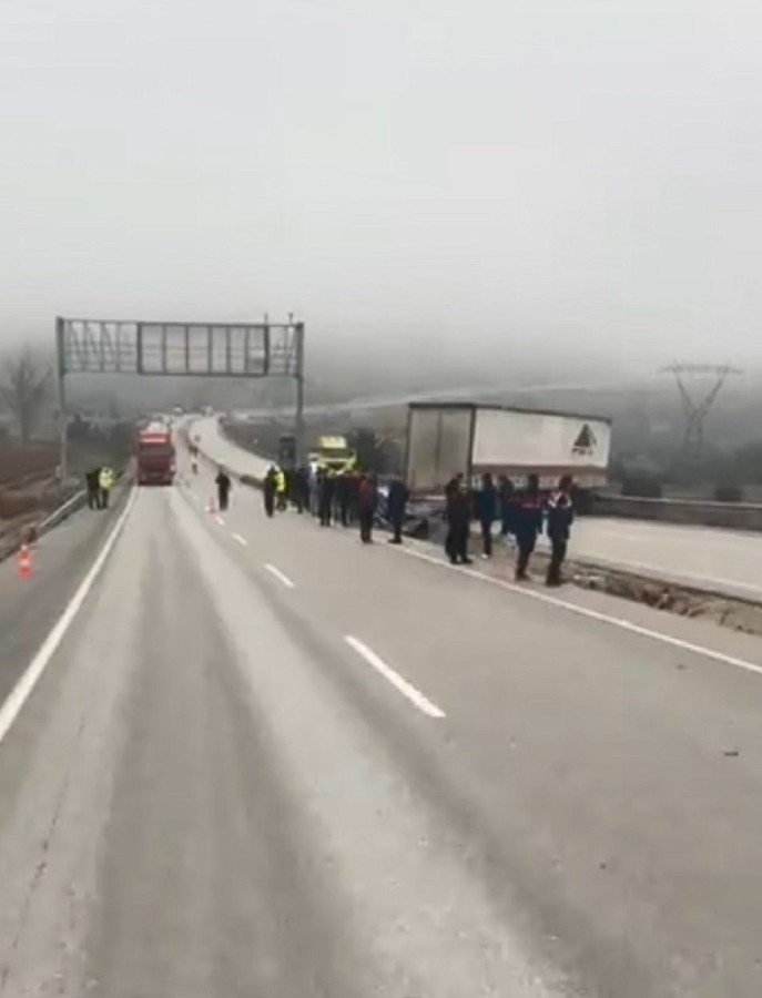 Tır kaza yaptı, D100'de uzun kuyruklar oluştu;