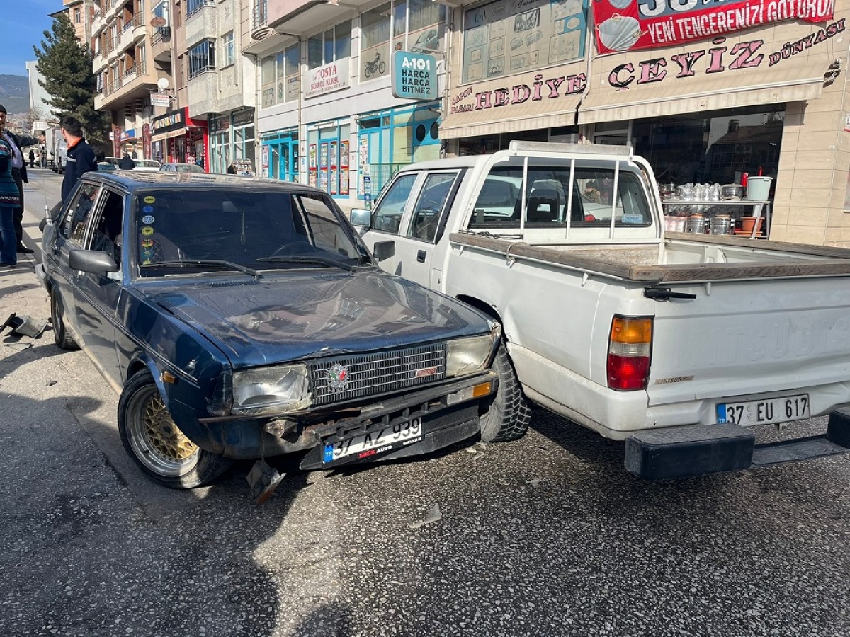 Kavşaktaki kazada 4 araç hasar gördü;