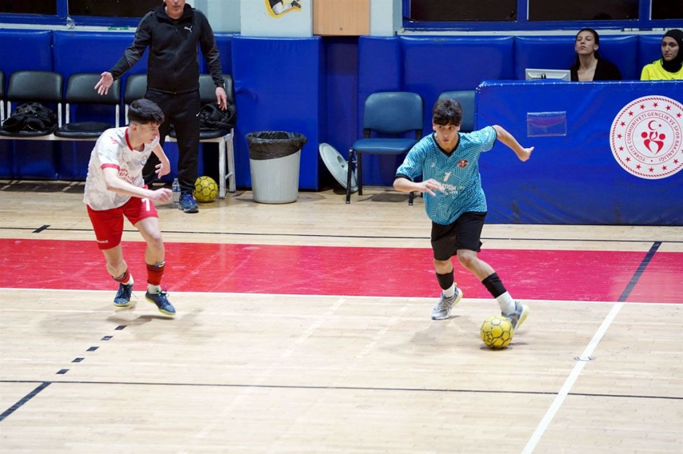 Liselerin futbol mücadelesi nefes kesti;