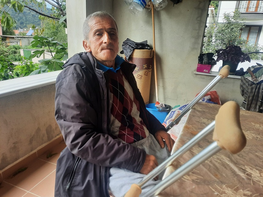 Bayrak direğinde ölümden döndü;