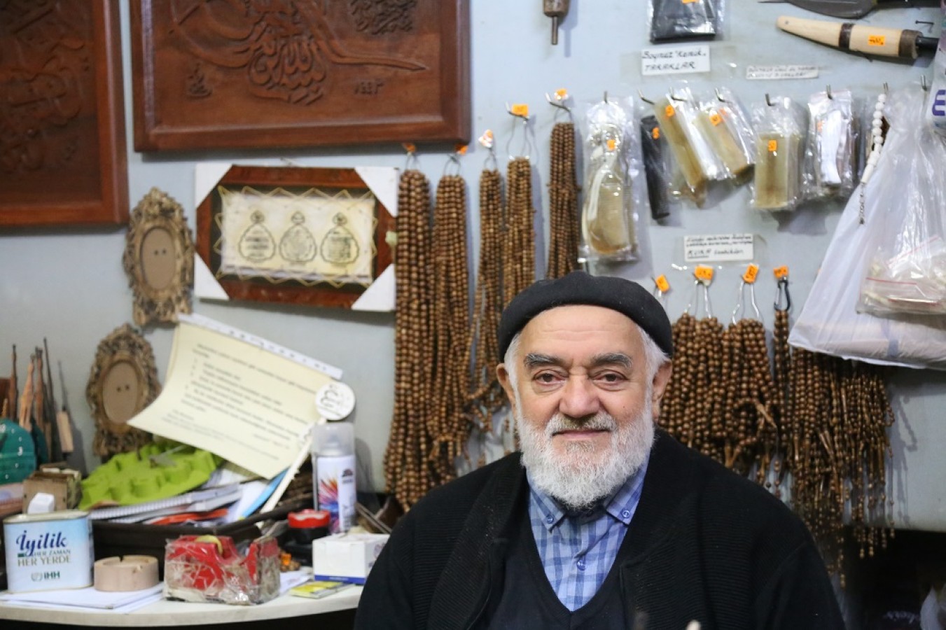 50 yıldır ahşaba sanat işliyor;