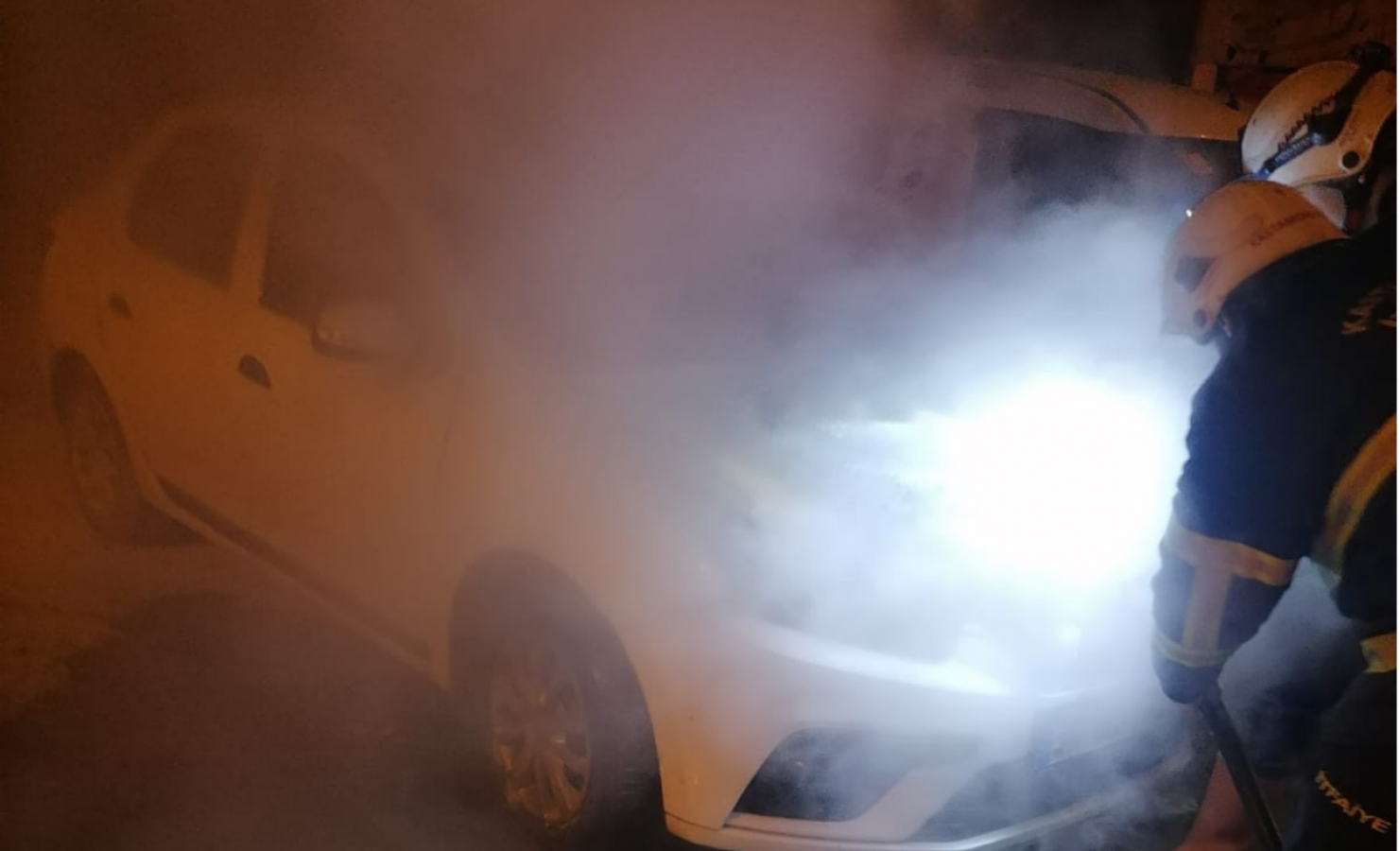 Topçuoğlu Mahallesi'nde otomobil yangını;