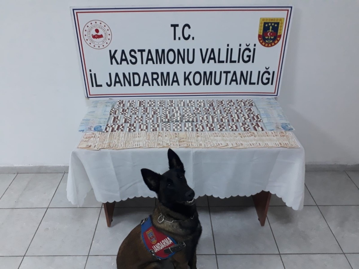 Araçtan uyuşturucu hap çıktı: 3 gözaltı;