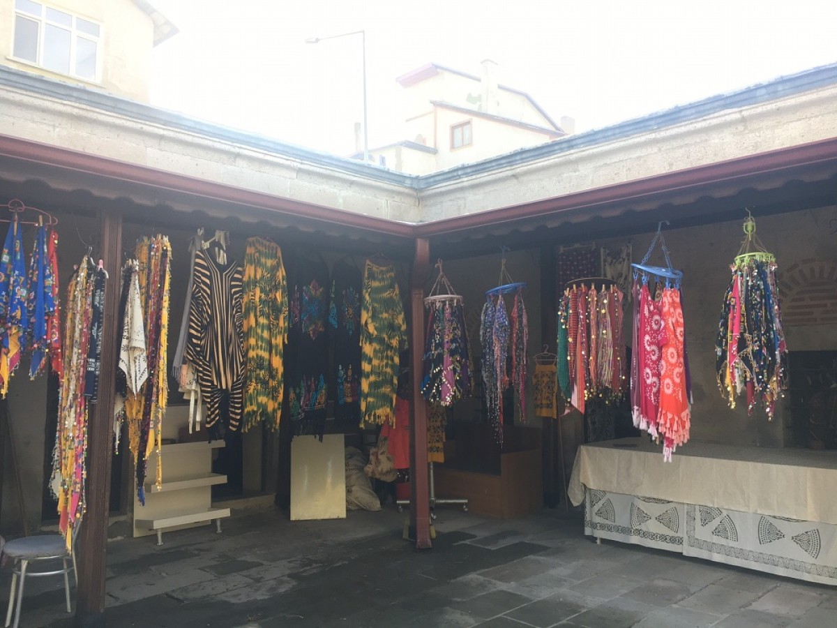 Hobi olarak öğrendiği terzilik, ekmek teknesi oldu;