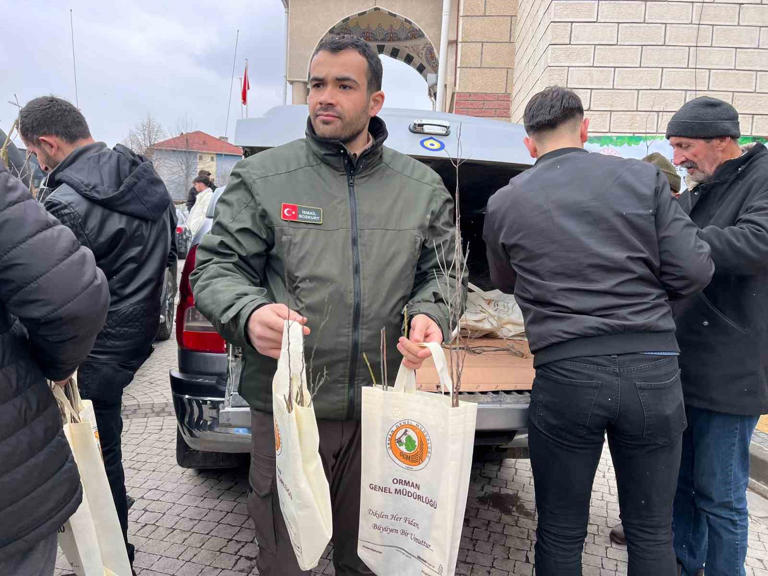 Cuma namazı çıkışında vatandaşa fidan dağıtıldı;