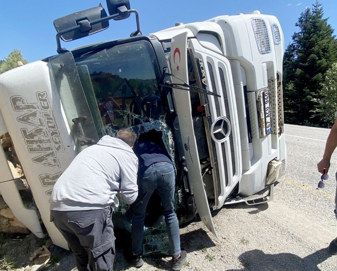 Kastamonu'da tomruk yüklü tır devrildi;