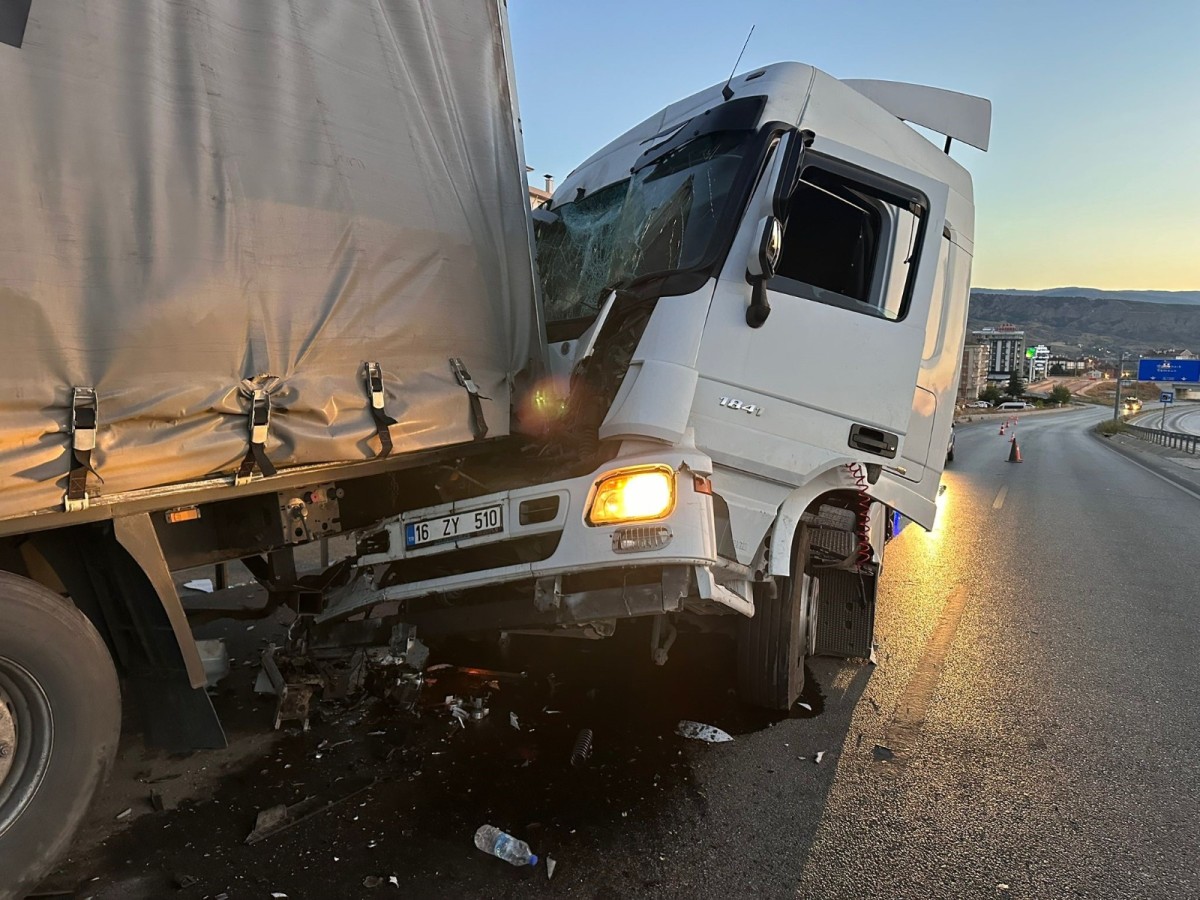 Kastamonu'da iki tır çarpıştı!;